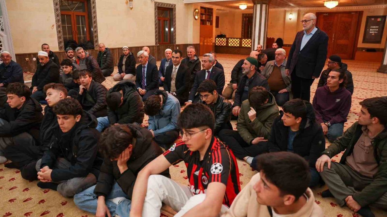 Rize’de öğrenciler cemaati az olan camilerde teravih namazında buluşuyor