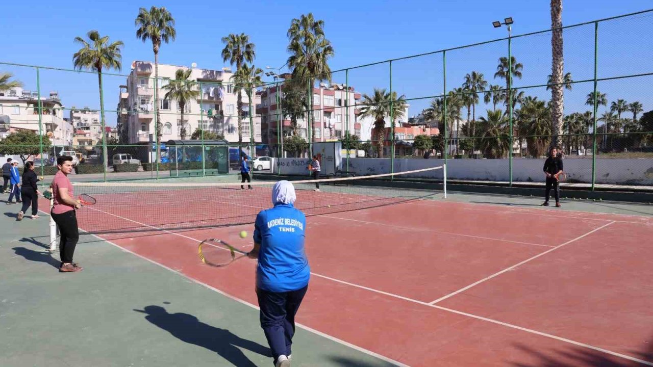 Akdeniz Belediyesinin tenis kursu genç yetenekleri yetiştiriyor