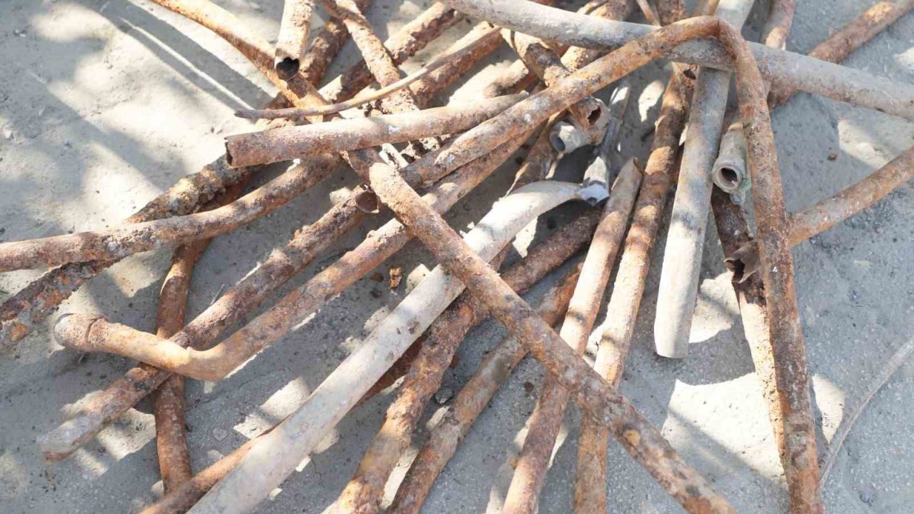 Hatay Büyükşehir Belediyesi, Dörtyol’da pastan tanınmaz hale gelen içme suyu şebeke hattını yeniliyor