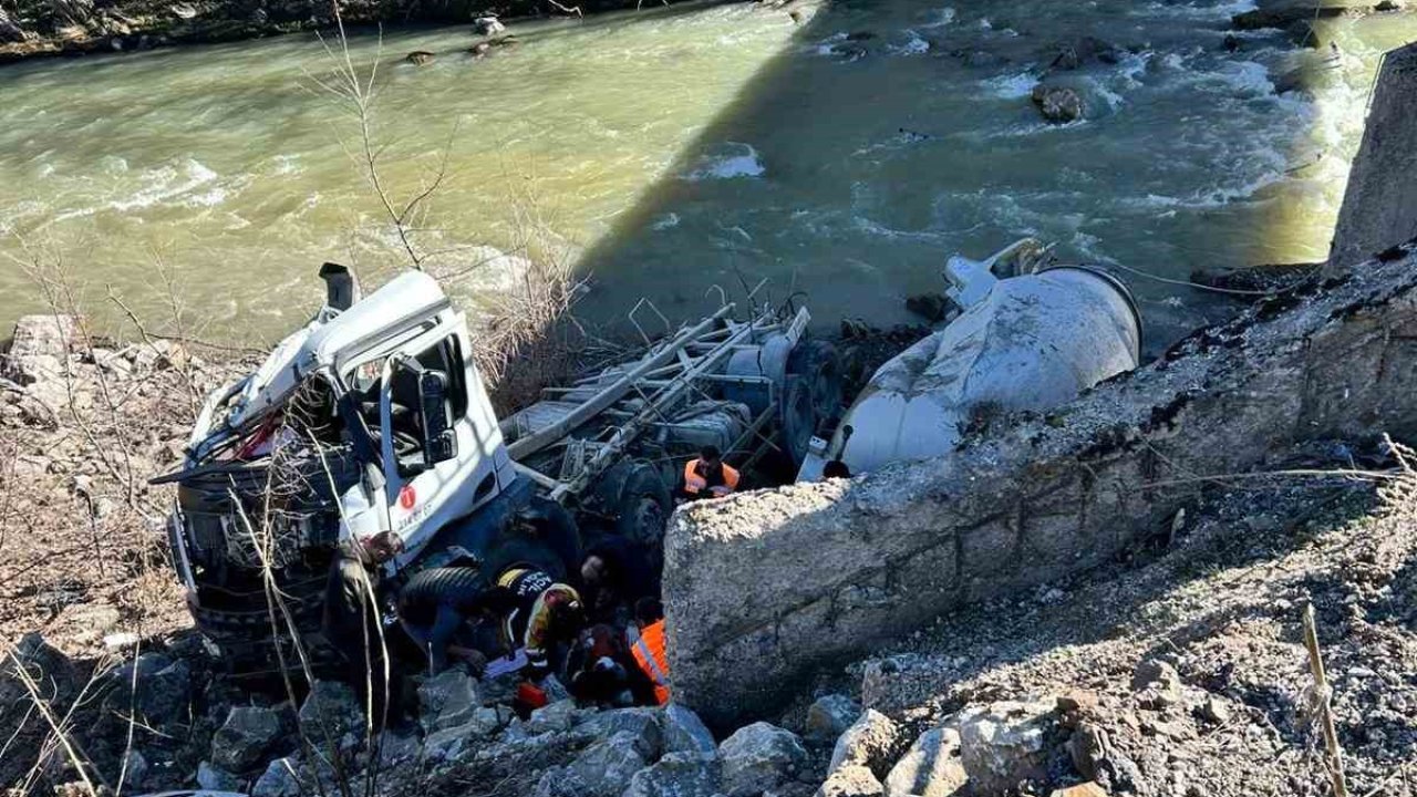 Kastamonu’da beton mikseri dere yatağına uçtu: 1 yaralı