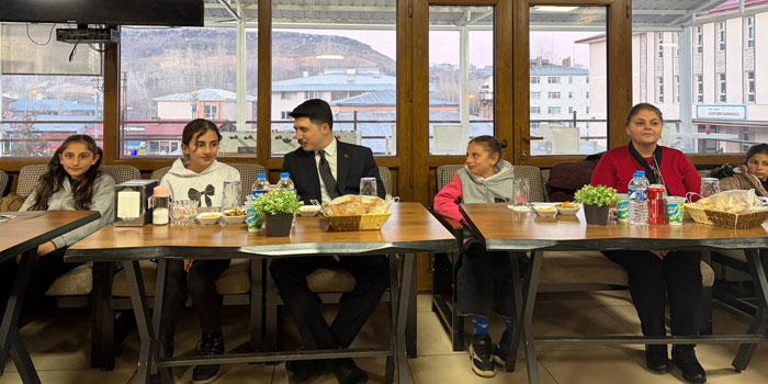 Digor Kahramanı Ahmed Tayyib Kahraman öğrencilerle iftar programında bir araya geldi