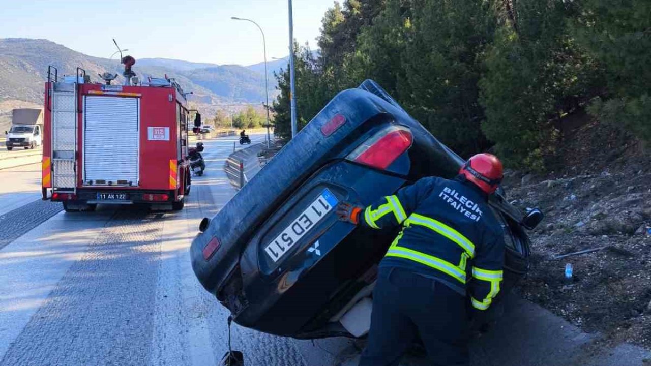 Kontrolden çıkan otomobil su kanalına devrildi