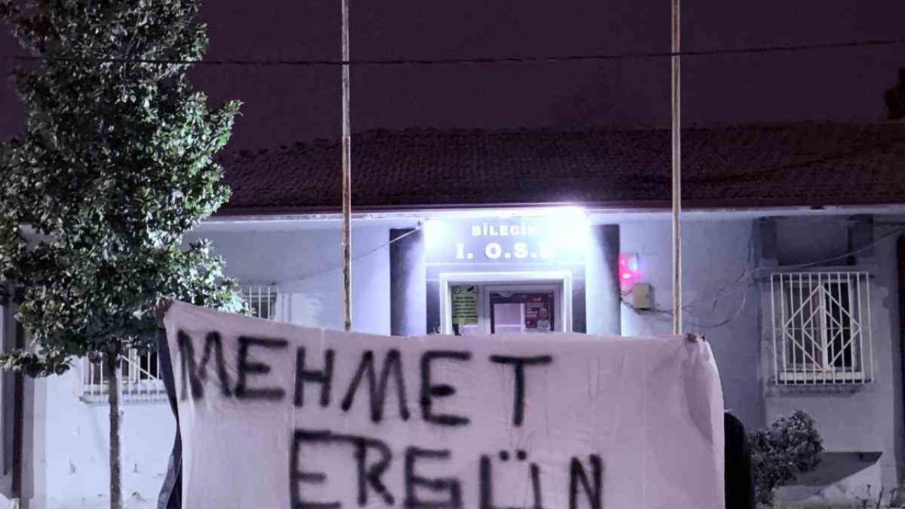 1969 Bilecikspor Kulübü Başkanı Mehmet Ergün’ün iş yerinin duvarına ’Yönetim İstifa’ yazısı astılar