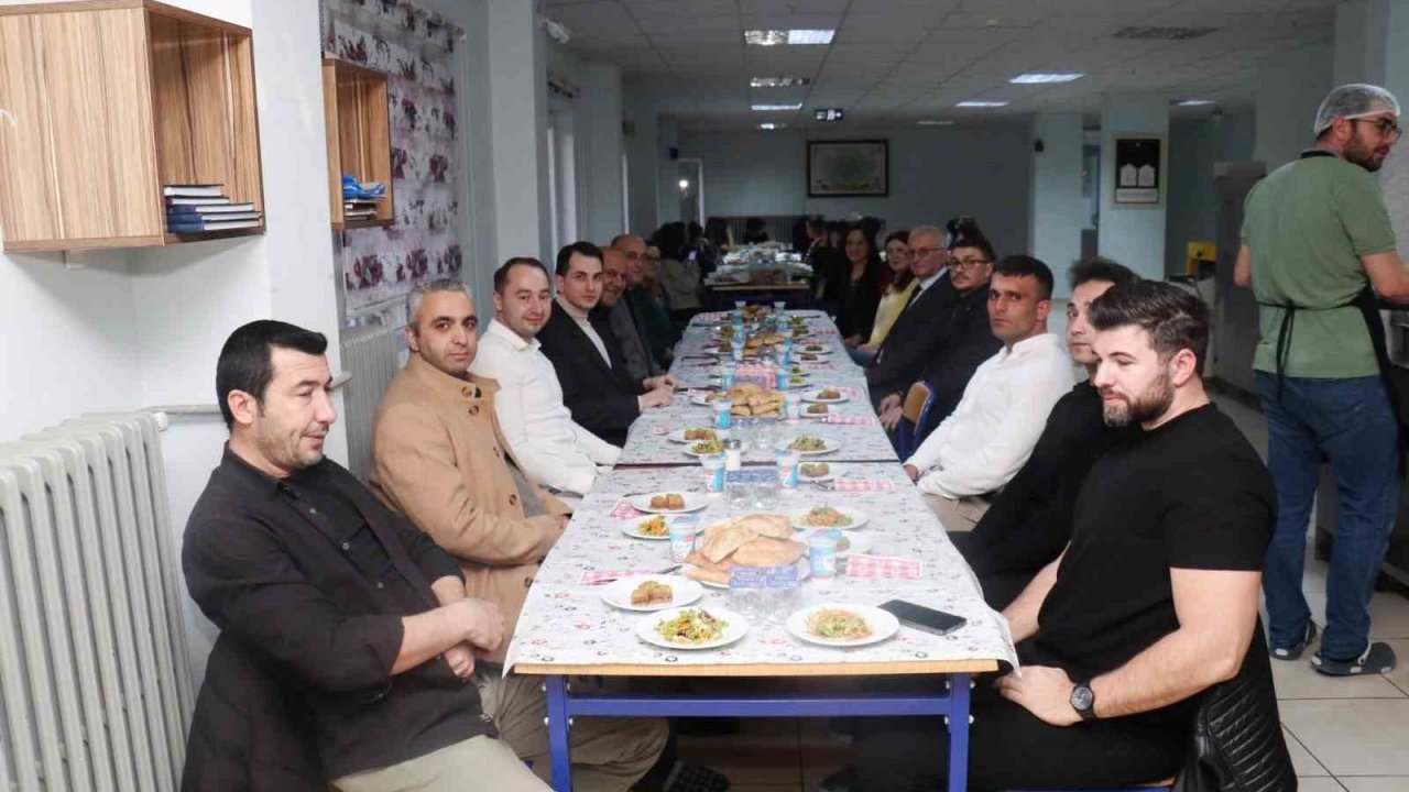 Hisarcık Kaymakamı Erkan Atam, iftar sofrasında öğrencilerle buluştu