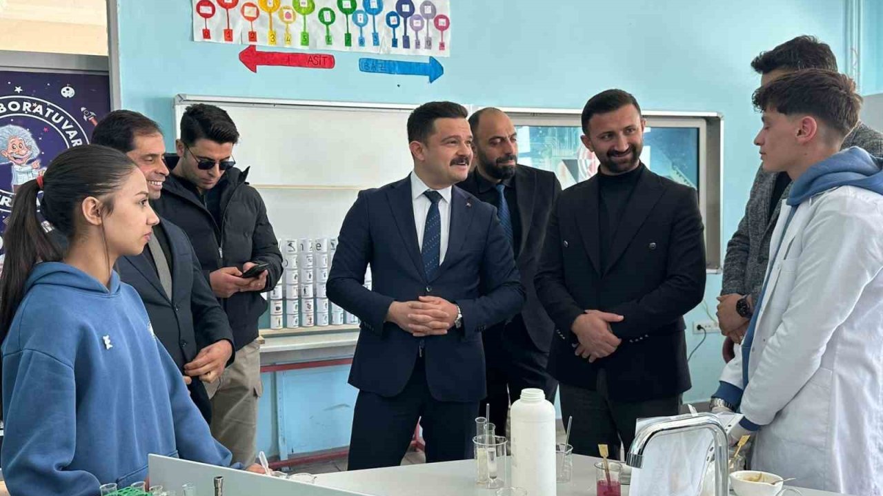 Karayazı Anadolu Lisesi’nde açılan bilim sergisi yoğun ilgi gördü