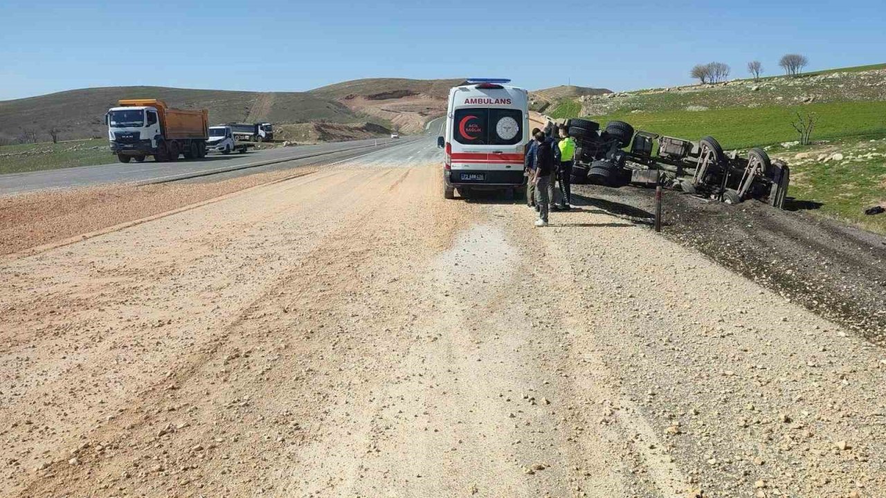 Şırnak’ta devrilen kamyonun sürücüsü yaralandı