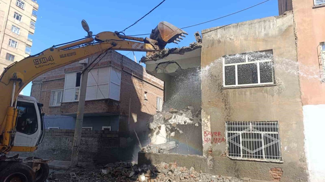 Diyarbakır’da tehlike saçan metruk yapılar yıkılıyor