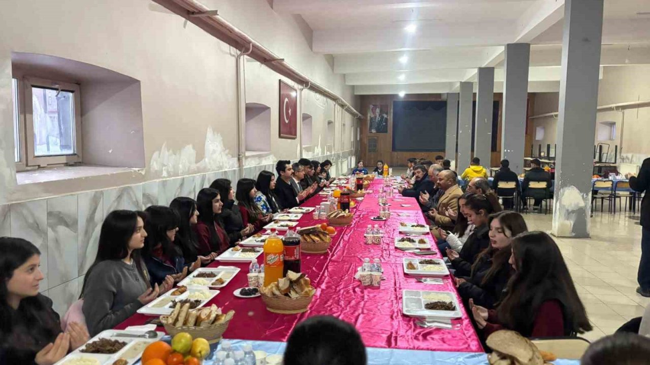 Susuz Kaymakamı Muhammed Emin Tutal, öğrencilerle iftarda buluştu