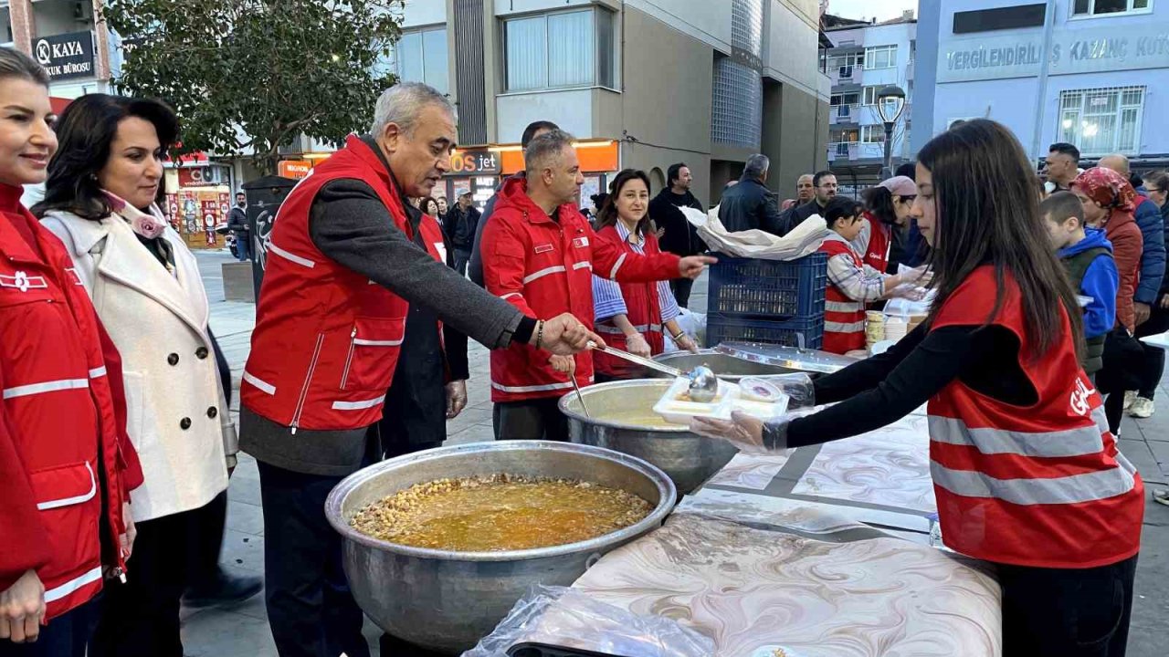 Kızılay’ın iftar çadırı Alaşehir’de dayanışmanın simgesi oldu