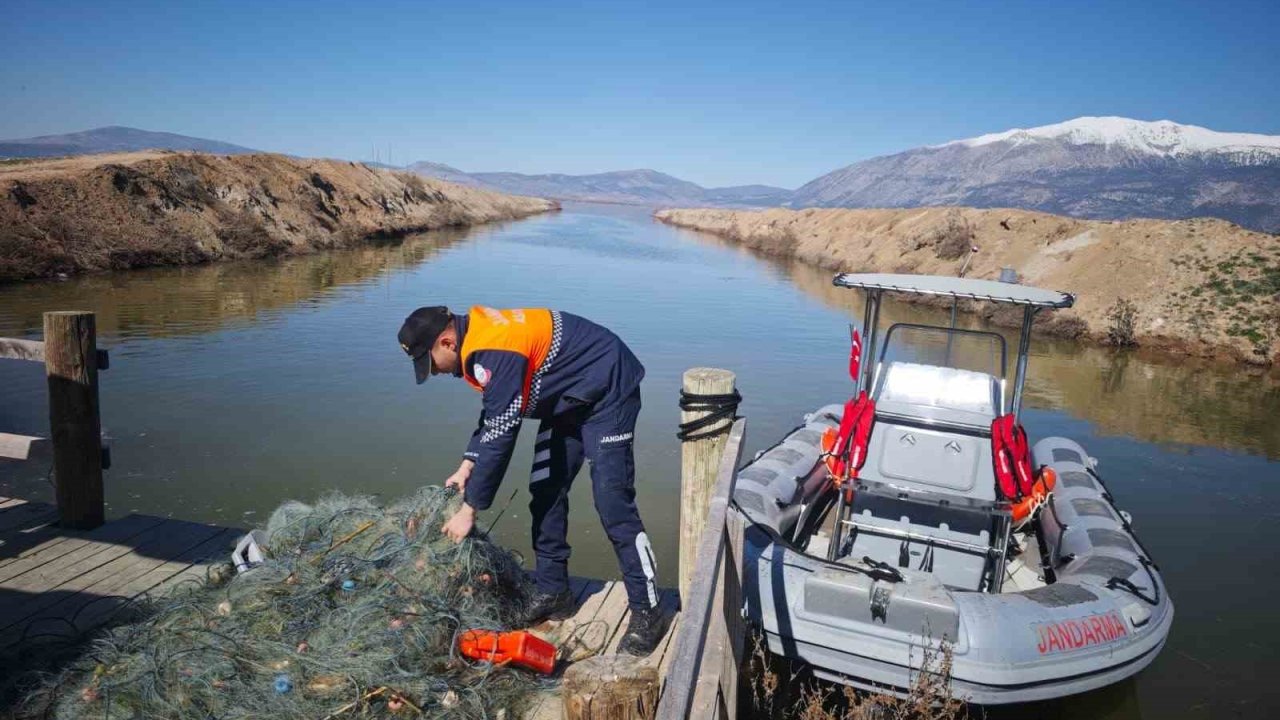 Işıklı Barajında kaçak avcılığa geçit yok 5 bin metre ağ ele geçirildi