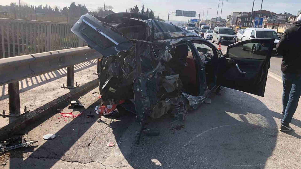 Refüje çarpıp karşı şeride savrulan otomobil su tankerine çarptı: Sürücü ağır yaralı