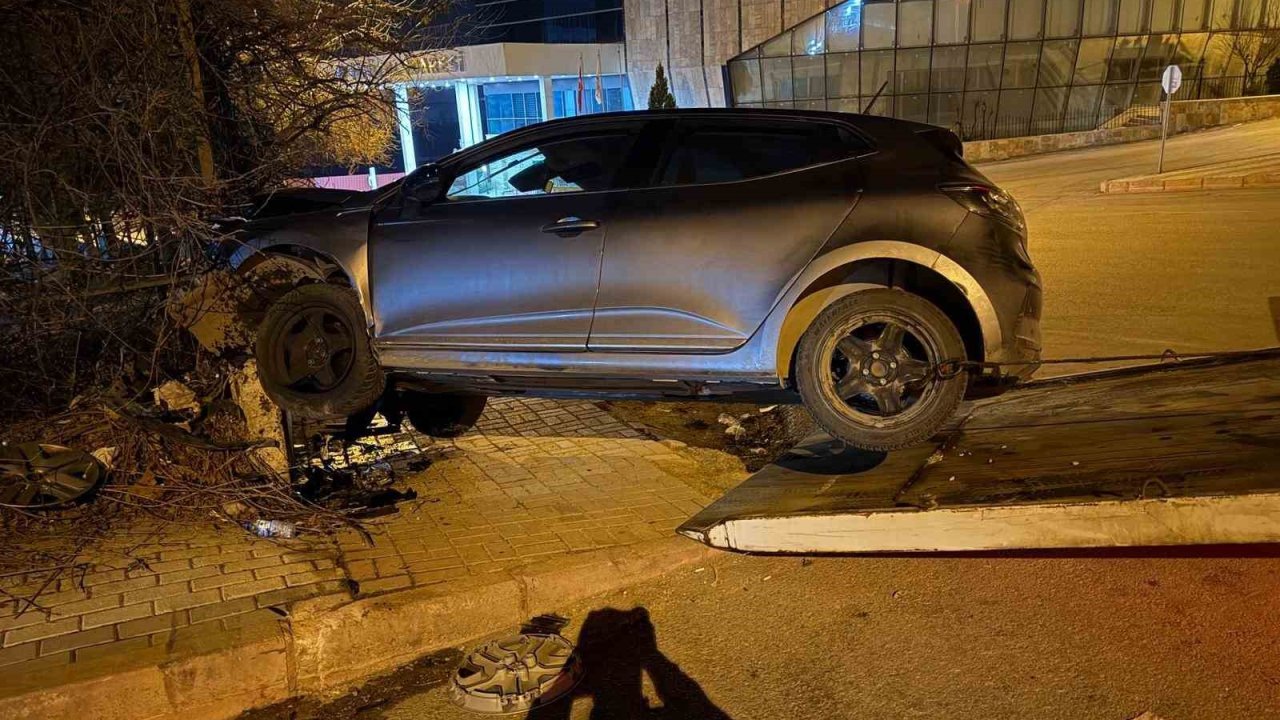 Elazığ’da otomobil istinat duvarına çarptı: 1 yaralı