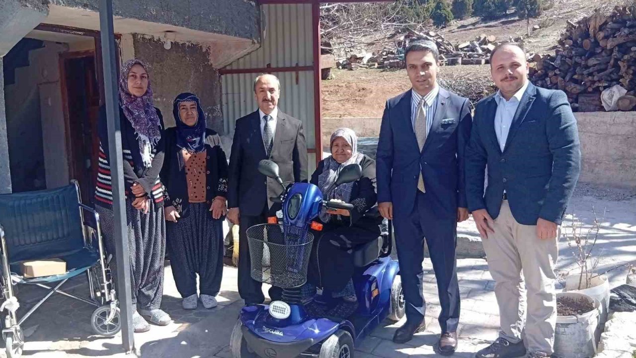 Mahalleli birleşti, engelli kadına akülü tekerlekli sandalye aldı