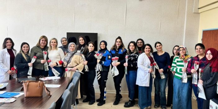 Kars’ta Şehit Öğretmen Fatmanur Çelik Anısına Karanfil Dağıtıldı