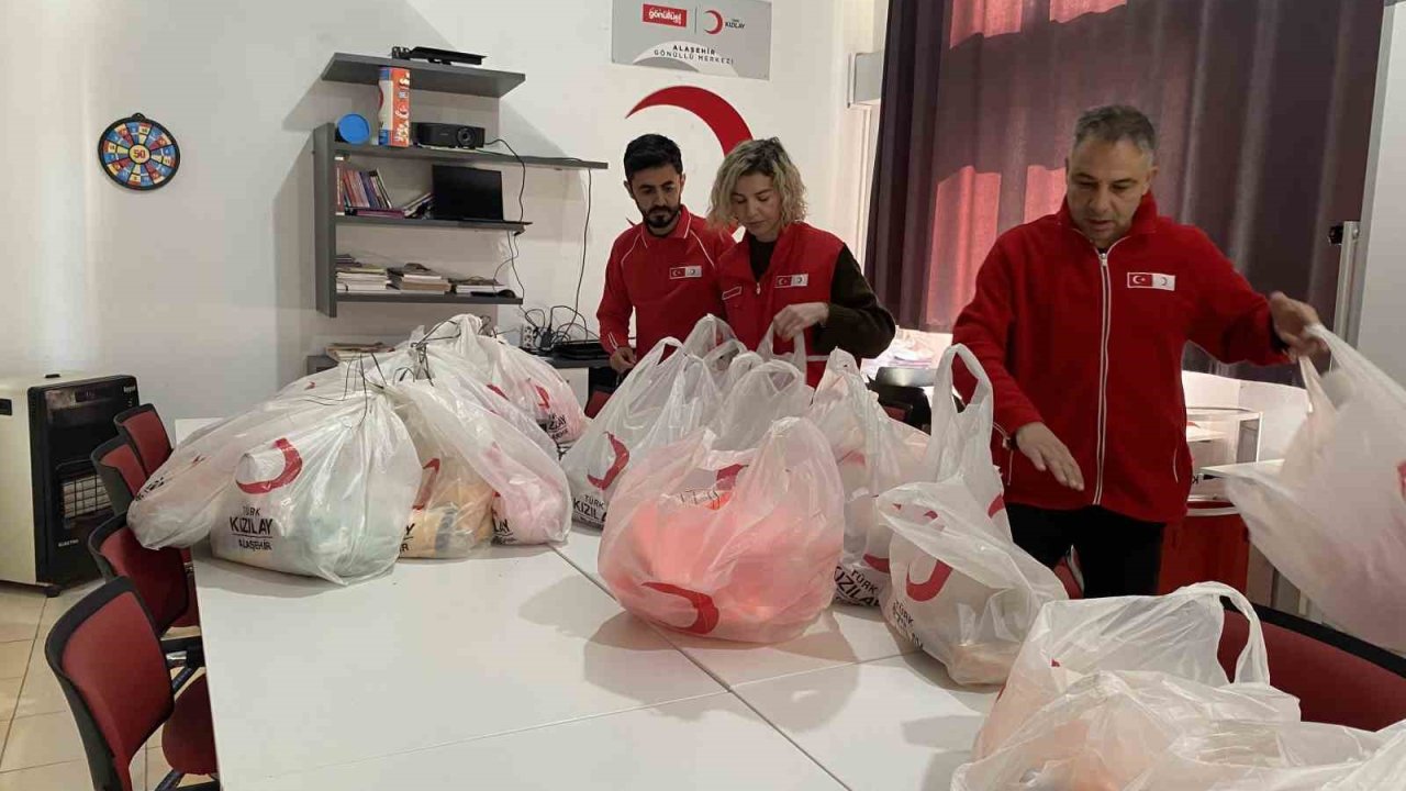 Alaşehir’de Kızılay’dan çocuklara bayram hediyesi
