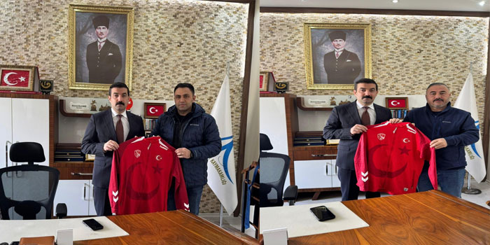 Kaymakam Akköz’e Türk Bayraklı Forma Takdimi