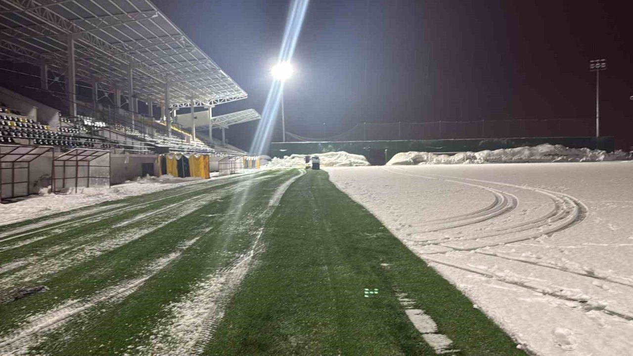 Eren Stadyumu’nda kar temizliği