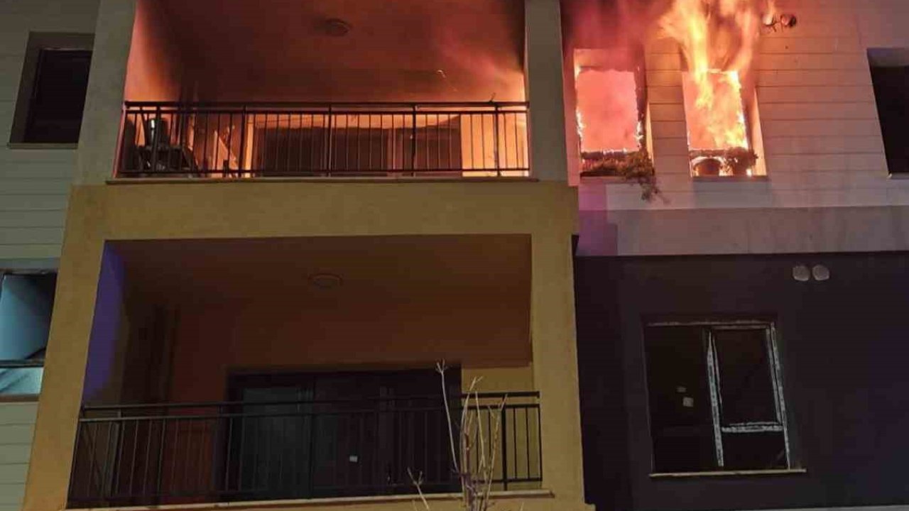 Defne’de apartman dairesinden alevler yükseldi