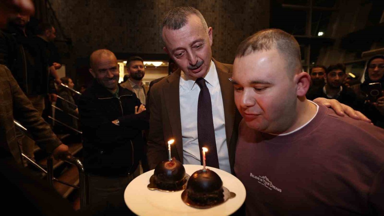 Arif’e iftar sofrasında sürpriz doğum günü