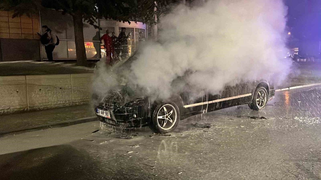 Eskişehir’in merkezinde yanan minibüs, paniğe neden oldu