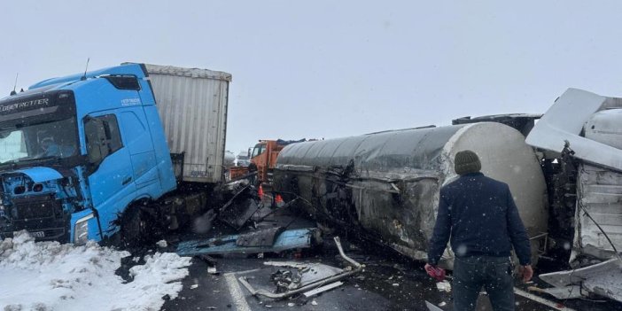 Kars’ta devrilen zift yüklü tankere tır çarptı: 2 yaralı