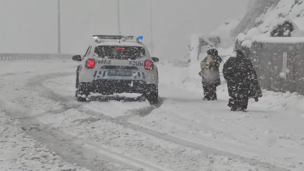 Karda mahsur kalan aileyi emniyet kurtardı