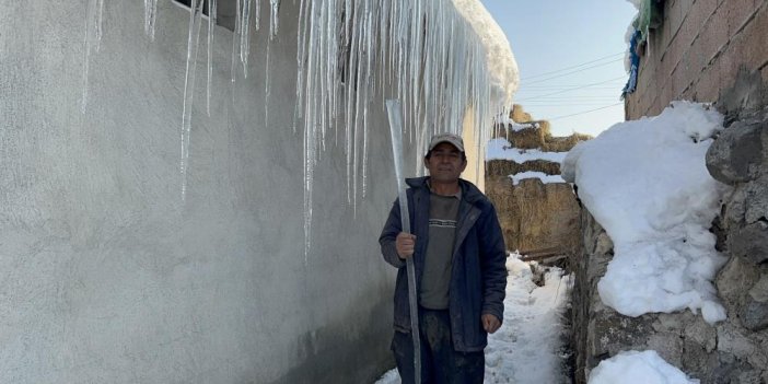 Kars eksi 15'i gördü: Çatılarda 3 metrelik buz sarkıtları oluştu