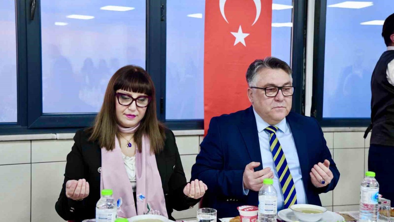 Rektör Özölçer, koruyucu aile ve huzurevi sakinleriyle iftar sofrasında bir araya geldi