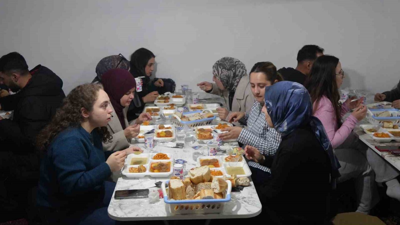 Üniversite öğrencileri oruçlarını köyde kurulan iftar sofrasında açtı