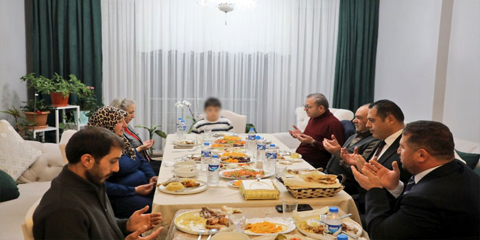 Kars Valisi Ziya Polat ve Eşi Şehit Ailesinin İftar Sofrasına Konuk Oldu