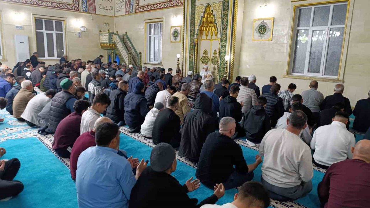 Selendi’de Kadir Gecesi’nde camiler dolup taştı