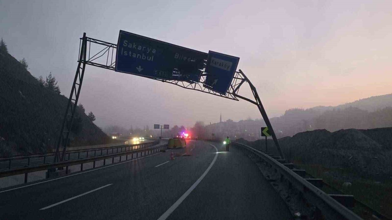 Damperi açılan tır trafik levhasına çarptı: 1 yaralı