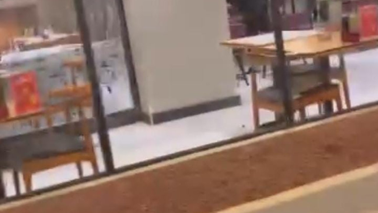 Restoran savaş alanına döndü,  camlar ve çerçeveler indi