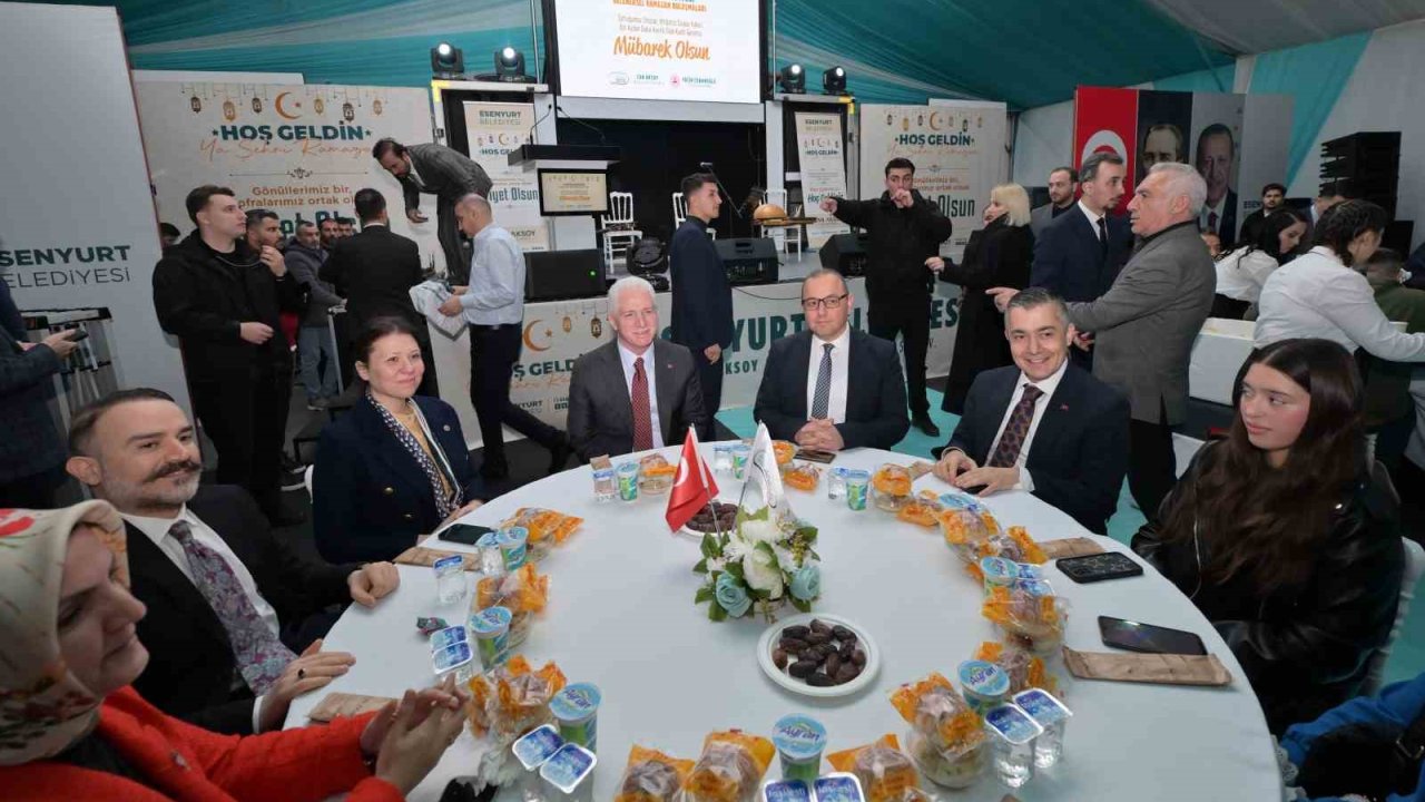 İstanbul Valisi Davut Gül ve Başkan Vekili Aksoy, Kadir Gecesi’nde vatandaşlarla iftar yaptı
