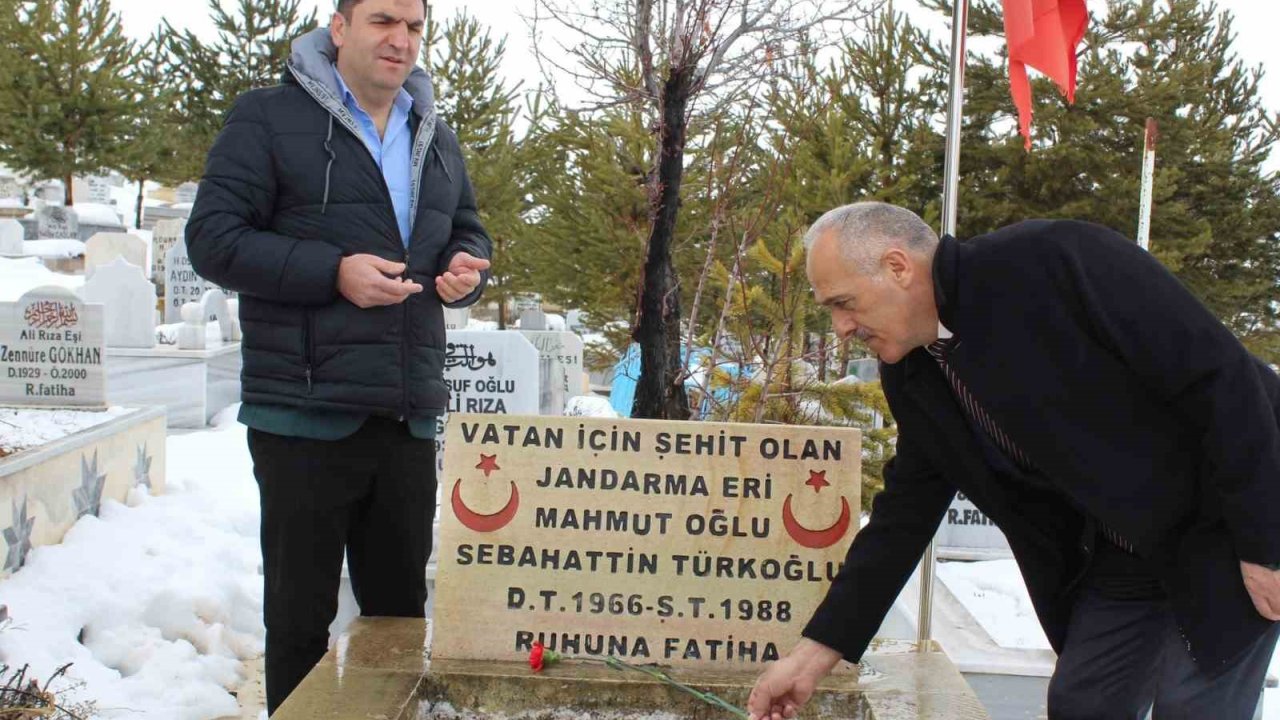 Şehitler kabirleri başında dualarla anıldı