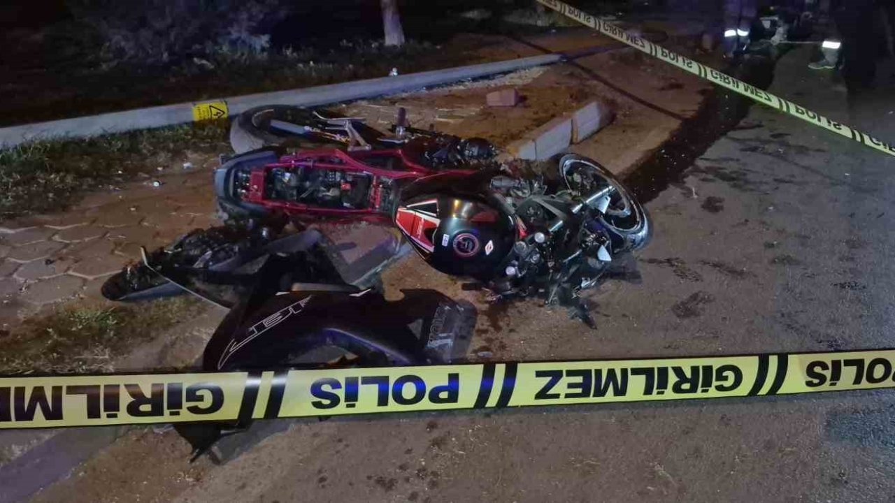 Aydınlatma direğine çarpan motosiklet sürücüsü hayatını kaybetti
