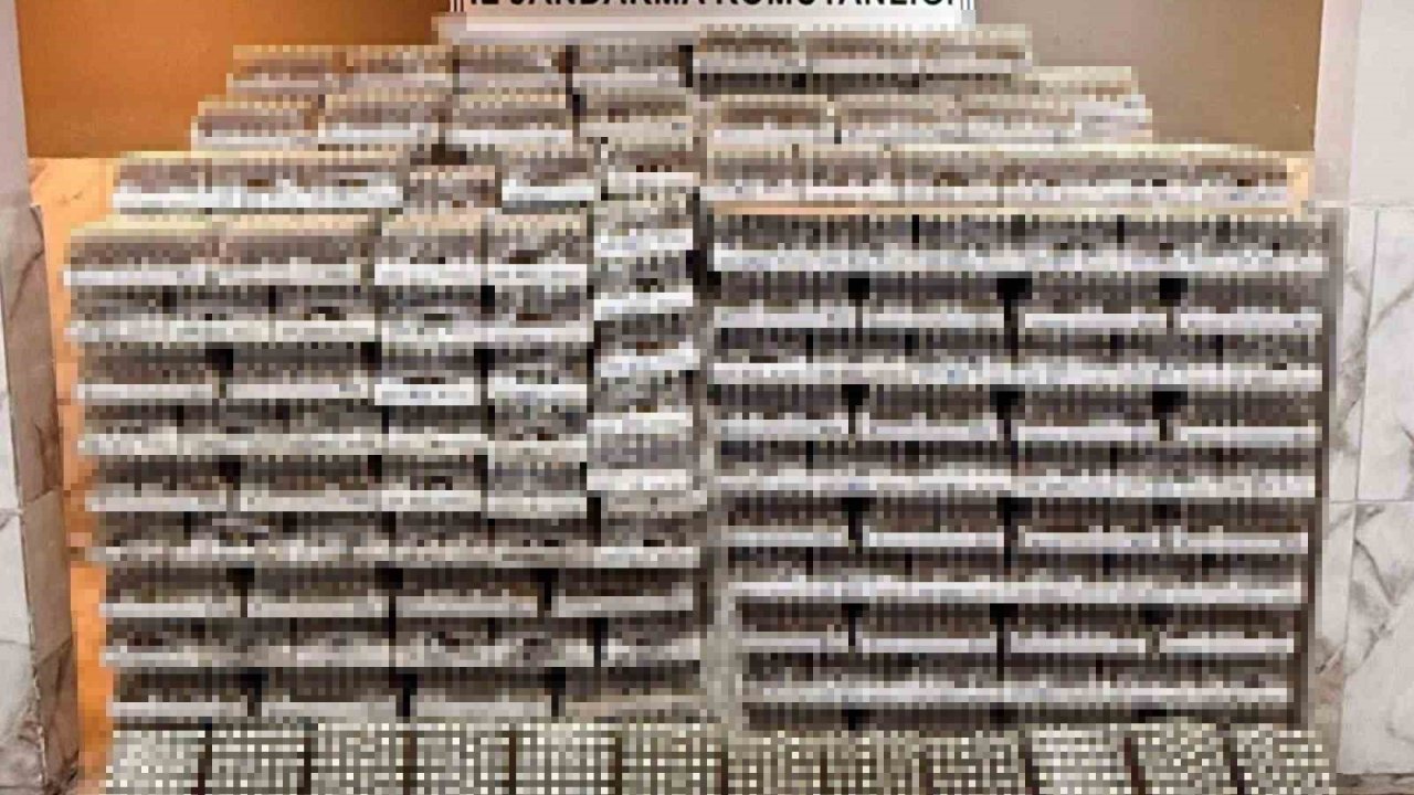 Antalya’da iki otelin deposunda 5 bin litre kaçak ve sahte içki ele geçirildi