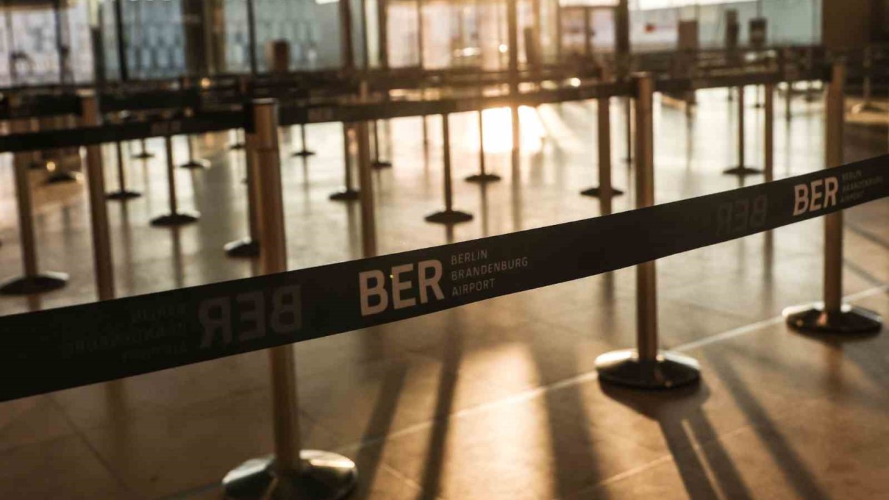 Berlin Brandenburg Havalimanı’nda grev nedeniyle 445 uçuş iptal oldu, 57 bin yolcu etkilendi