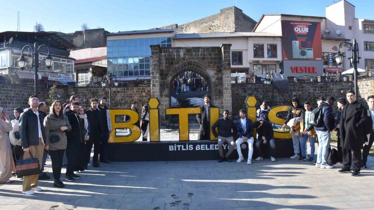 Bitlis’teki yabancı öğrenciler tarihi mekanları gezdi
