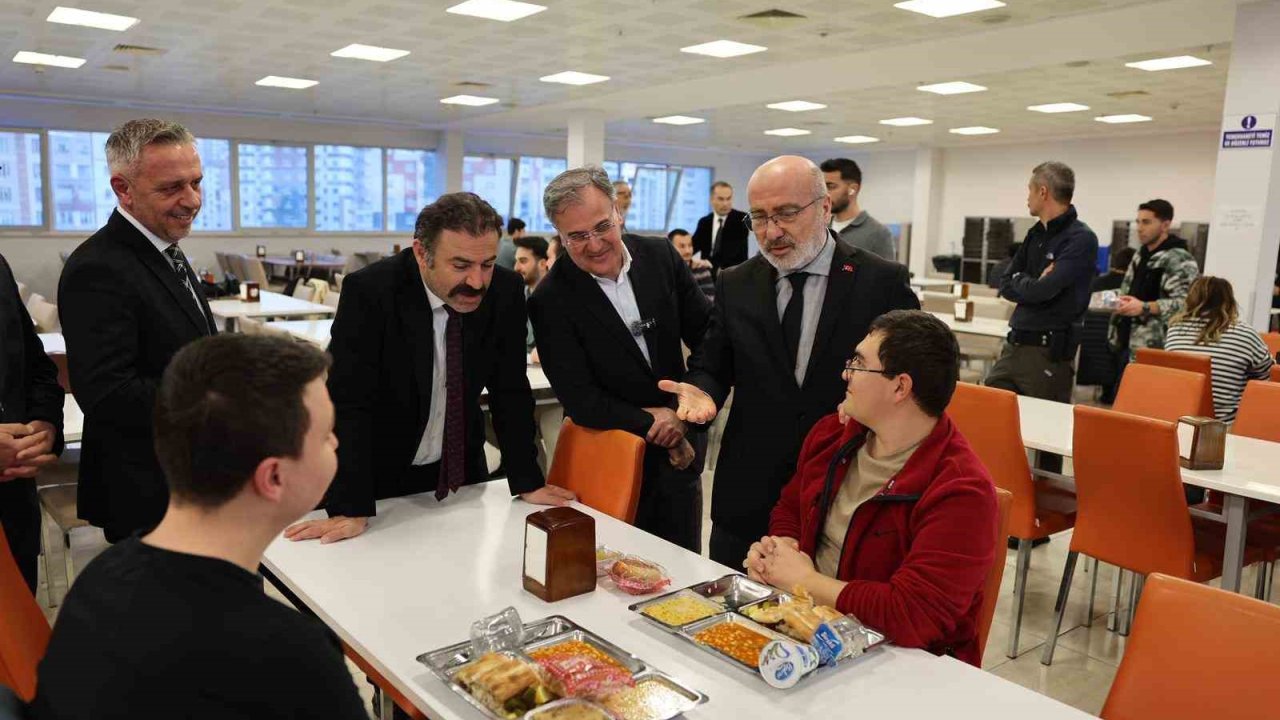 Başkan Özdoğan, KAYÜ öğrencileriyle iftar sofrasında buluştu