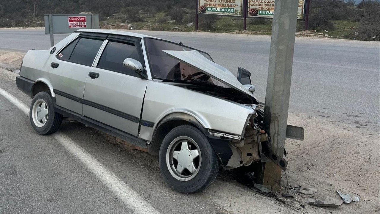 Bursa’da otomobil direğe çarptı, 1 yaralı