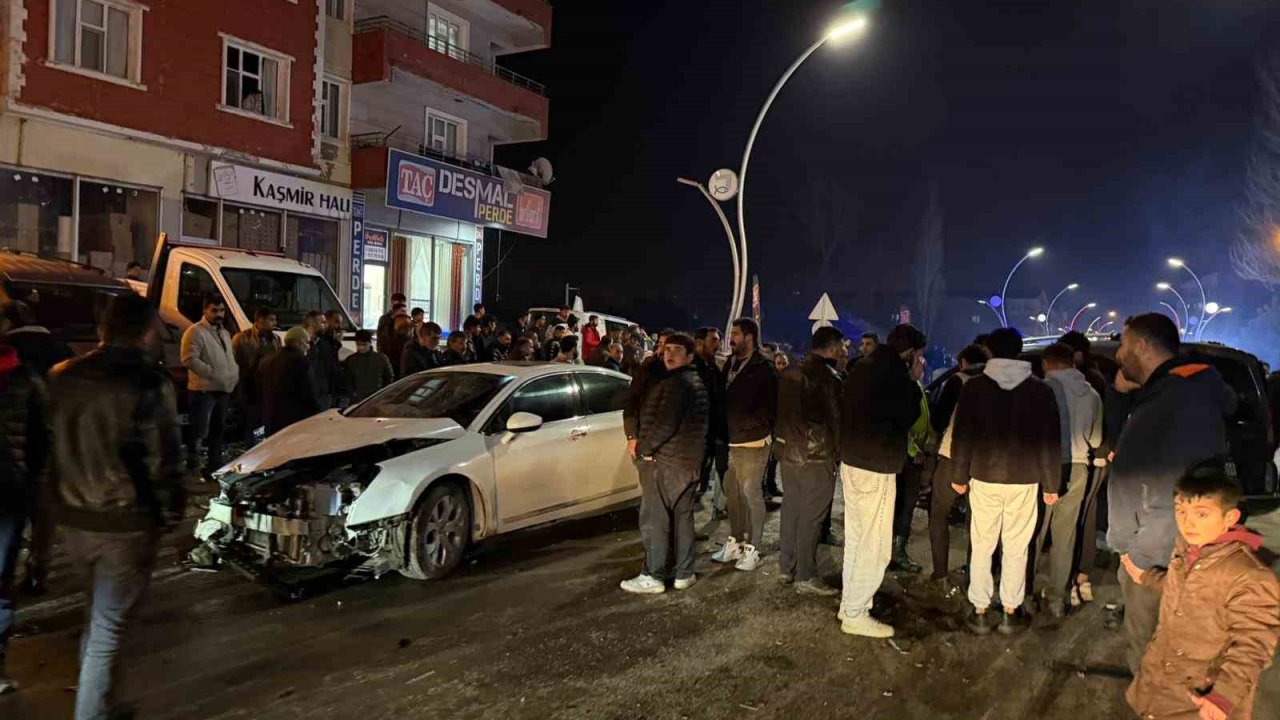 Muradiye’de otomobil ve kamyonet çarpıştı: 2 yaralı