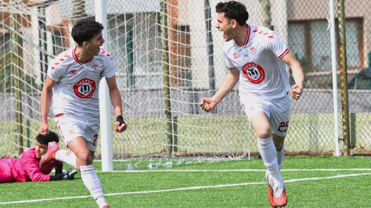 Yunusemre Belediyespor üst üste üçüncü kez şampiyon