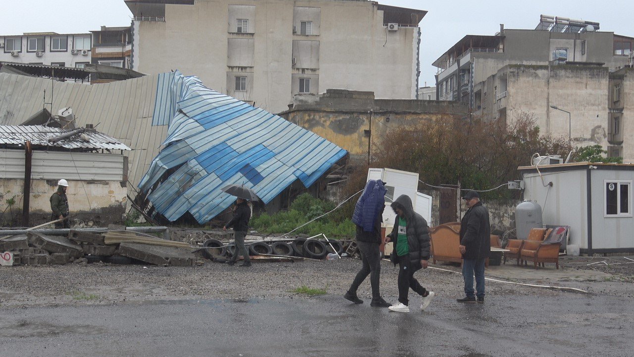 Fırtına direkleri devirdi, 2 araç zarar gördü