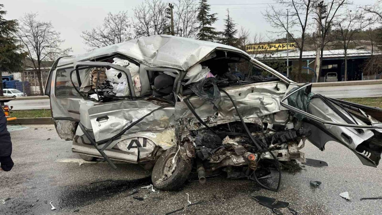 Çorum’da otobüs ile minibüs çarpıştı: 1’i ağır 2 yaralı