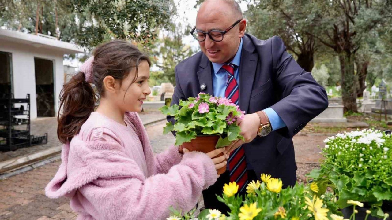 Erdemli’de kabir ziyaretine gelenlere çiçek dağıtıldı