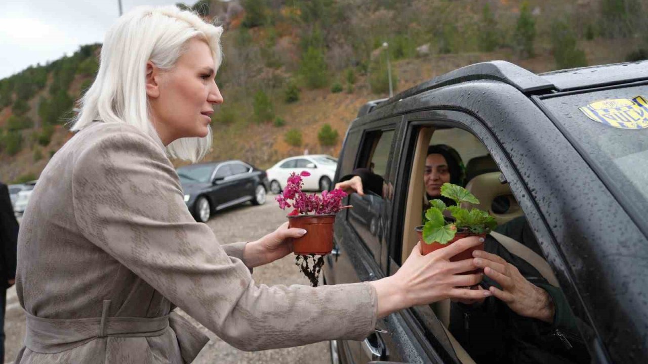 Başkan Subaşı, mezarlık ziyaretinde vatandaşlara çiçek dağıttı