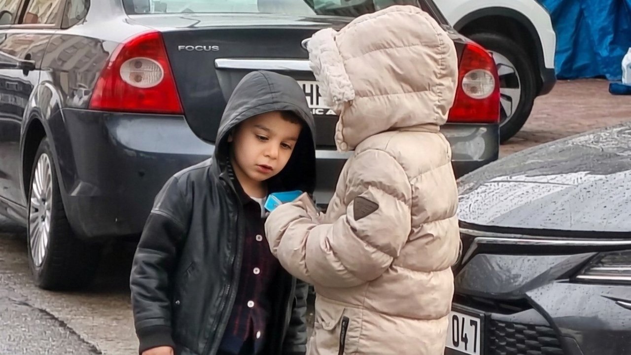 Bayram namazında çocuklara harçlık sürprizi