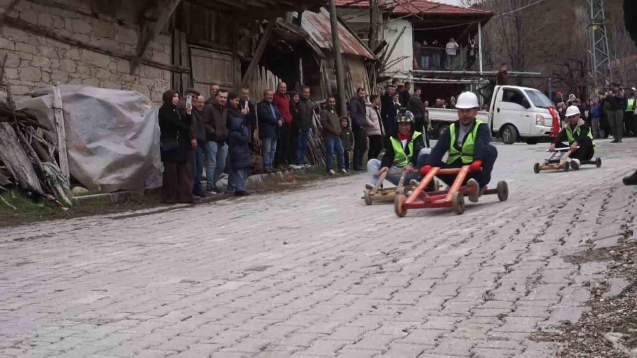 Fren yok, heyecan çok, geleneksel tahta araba yarışı bu yılda nefesleri kesti