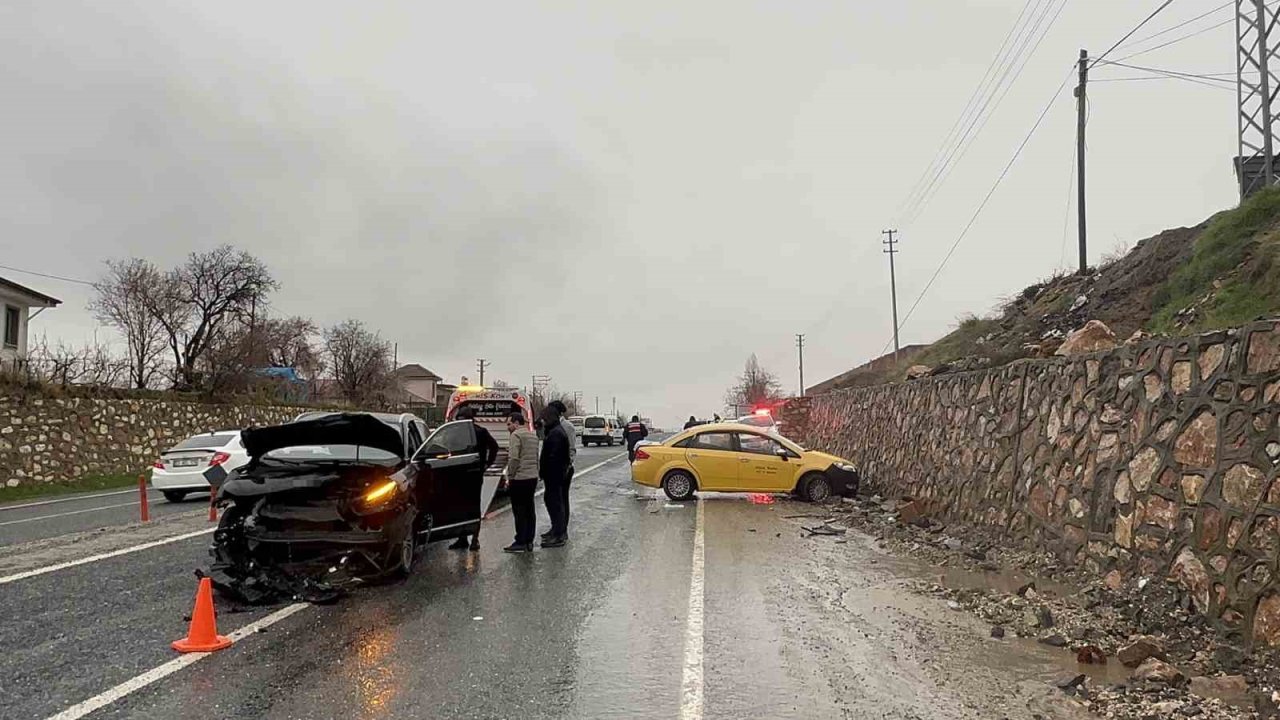 Elazığ’da trafik kazası: 2 yaralı